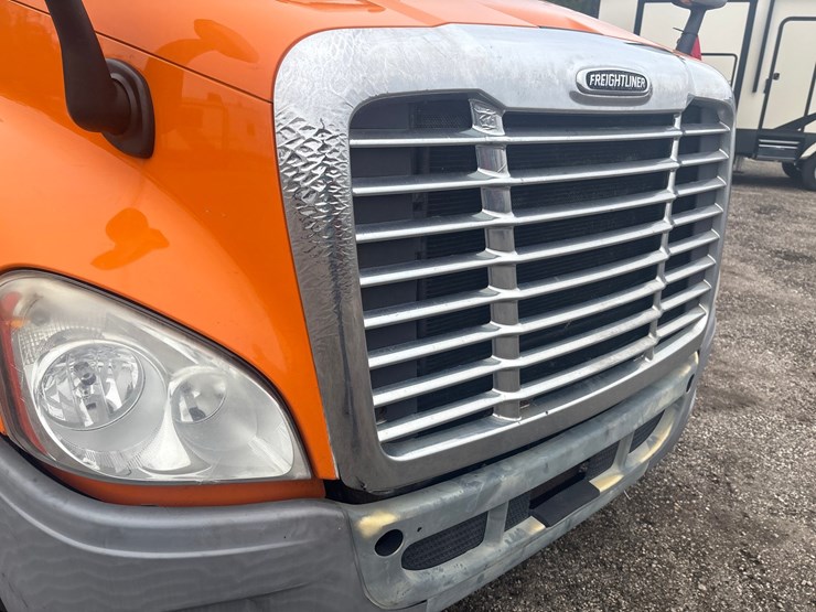 #2335-•-2012-freightliner-cascadia-sleeper-cab-truck-tractor-image-22