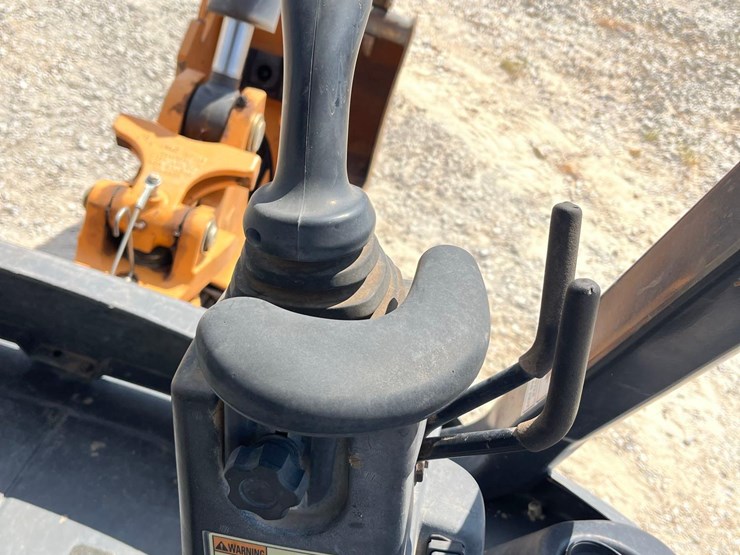 2021-case-580n-ep-loader-backhoe-image-16