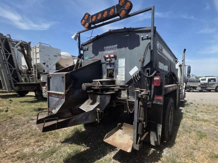 2015-freightliner-m2-106-image-3