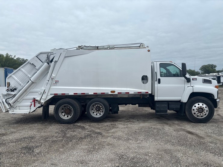 2009-gmc-7500-image-4