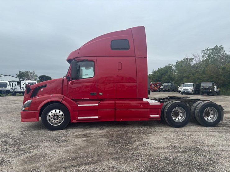 #2325-•-2010-volvo-vnl-sleeper-cab-truck-tractor-image-2