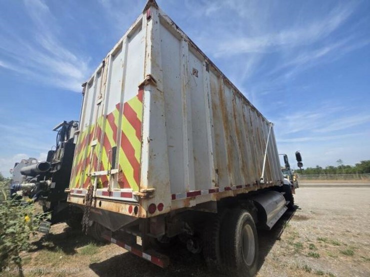 2018-freightliner-114sd-image-4