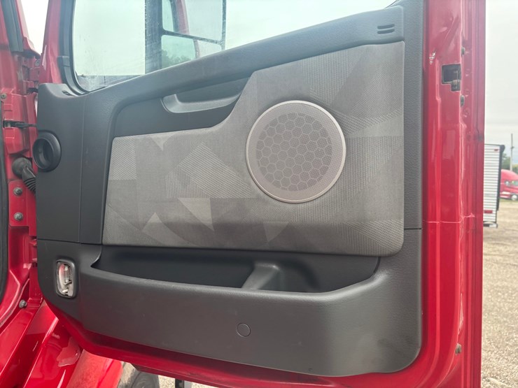 #2325-•-2010-volvo-vnl-sleeper-cab-truck-tractor-image-46