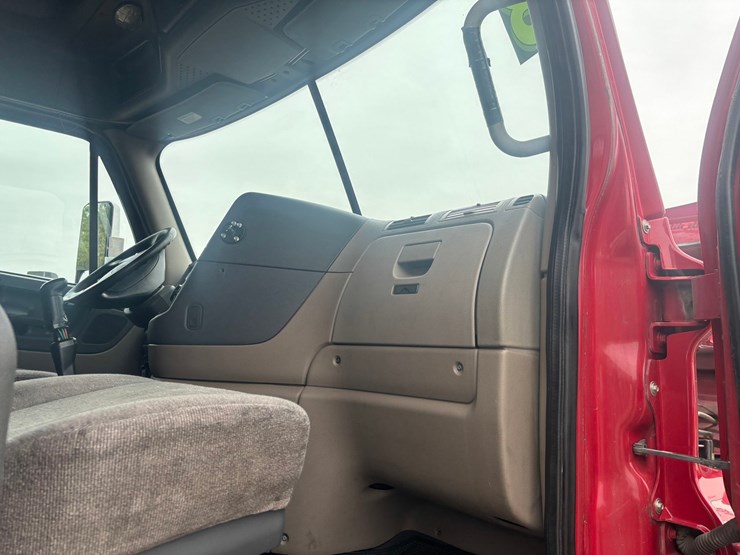 2013-freightliner-cascadia-125-image-45