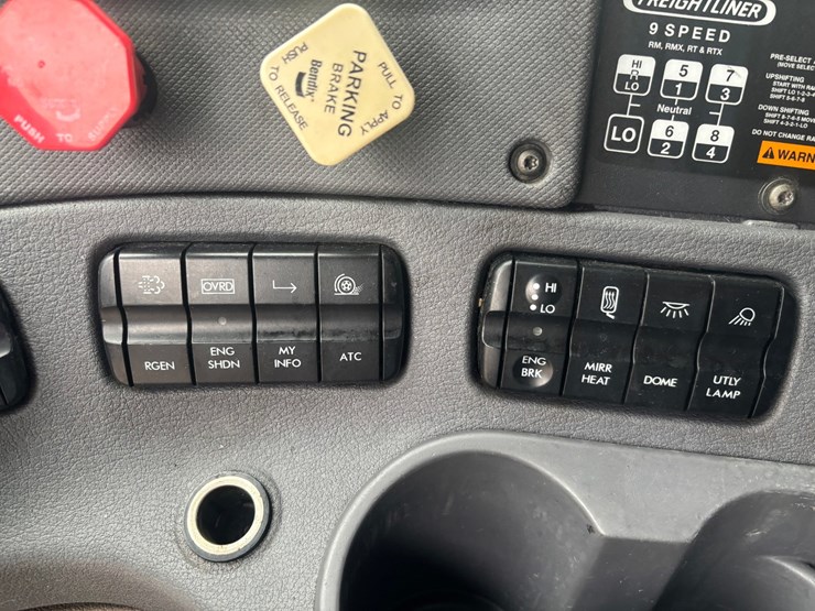 2013-freightliner-cascadia-125-image-60