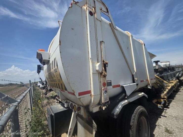 2014-peterbilt-320-image-3