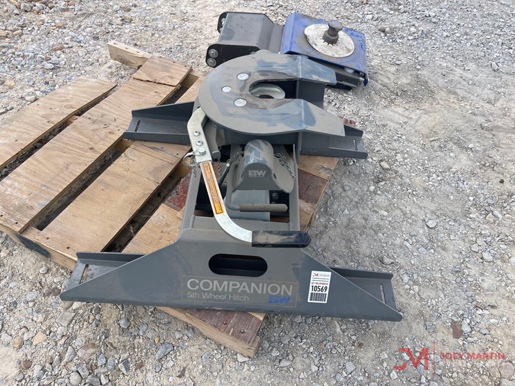 b&w-companion-fifth-wheel-hitch-and-mor-ryde-fifth-wheel-hitch-image-2