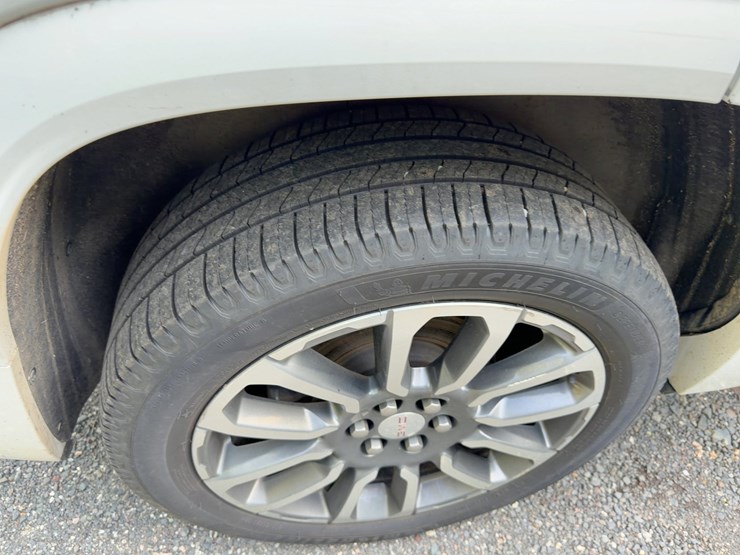 2022-gmc-acadia-denali-image-10