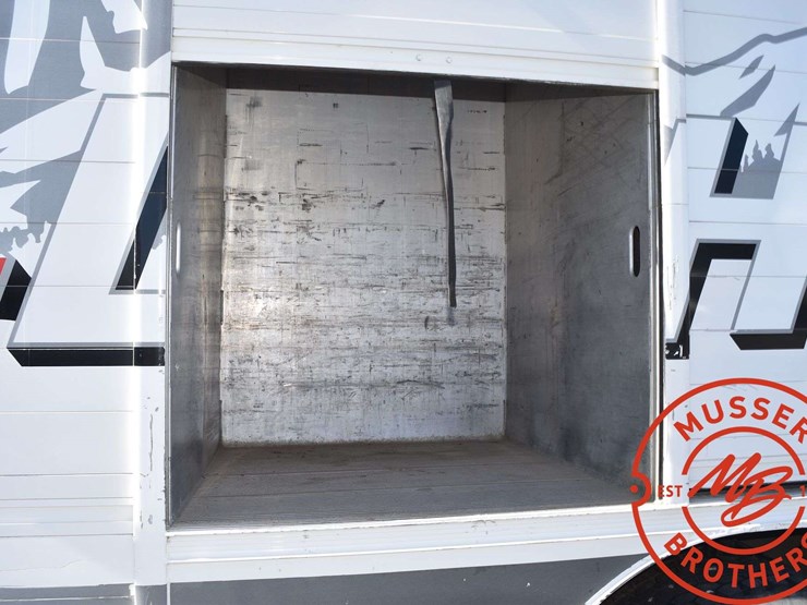 2007-freightliner-m2-106-image-23