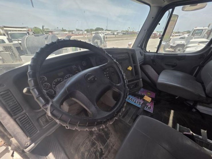 2015-freightliner-114sd-image-9