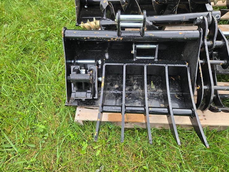#2250-•-(edmore)mini-excavator-attachment-set-(one-damaged-auger)-see-pictures-image-2