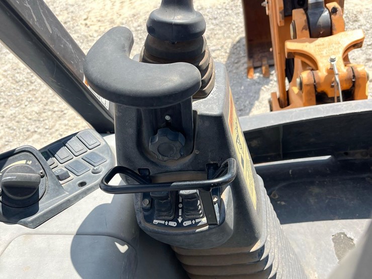 2021-case-580n-ep-loader-backhoe-image-15