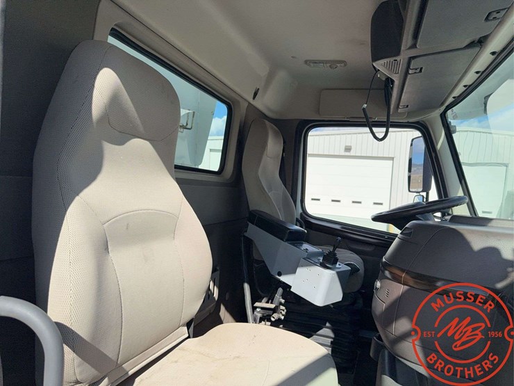 2016-volvo-vhd64f200-image-40