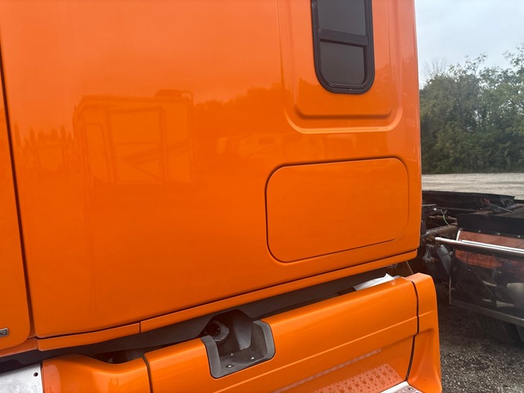 #2335-•-2012-freightliner-cascadia-sleeper-cab-truck-tractor-image-13