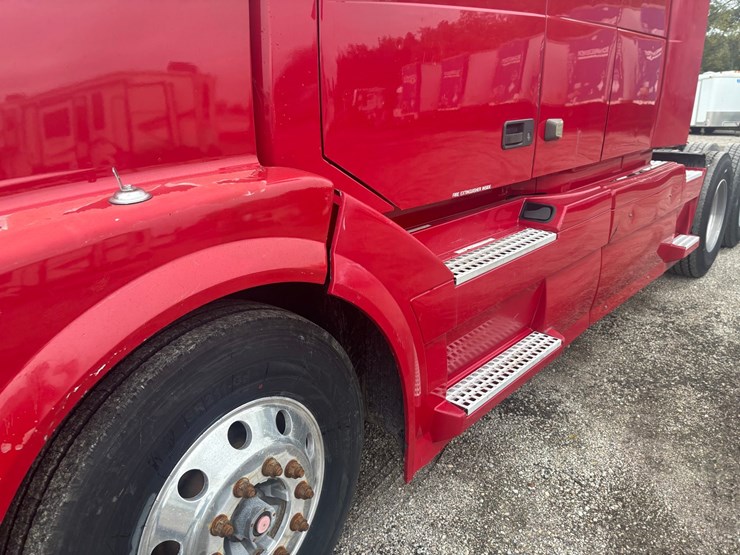 #2325-•-2010-volvo-vnl-sleeper-cab-truck-tractor-image-9