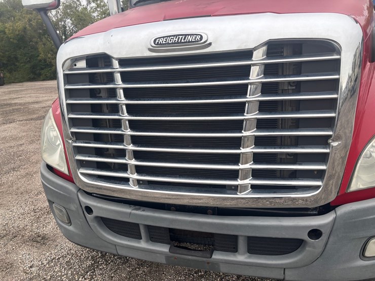 2013-freightliner-cascadia-125-image-17