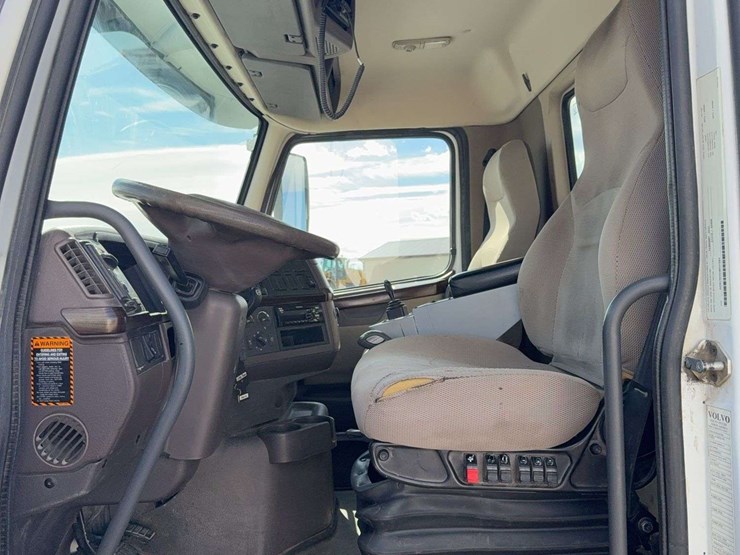 2016-volvo-vhd64f200-image-29