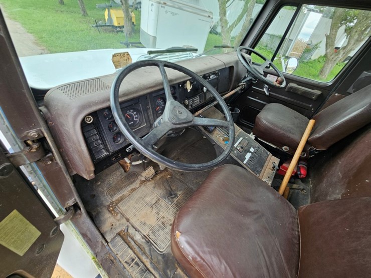 #2079-•-1988-international-water-truck-image-49