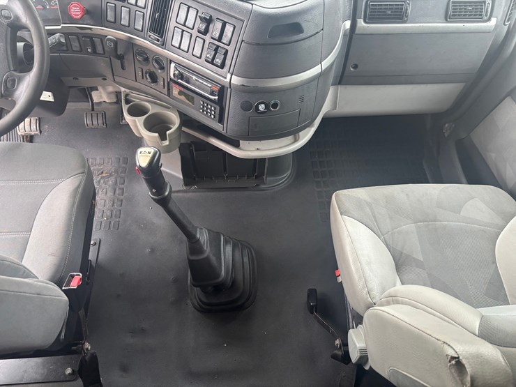 #2325-•-2010-volvo-vnl-sleeper-cab-truck-tractor-image-56