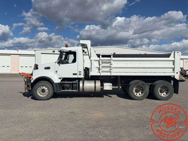 2016-volvo-vhd64f200-image-2