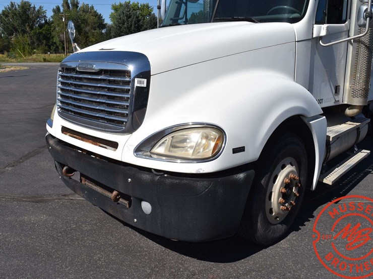2006-freightliner-columbia-120-image-12
