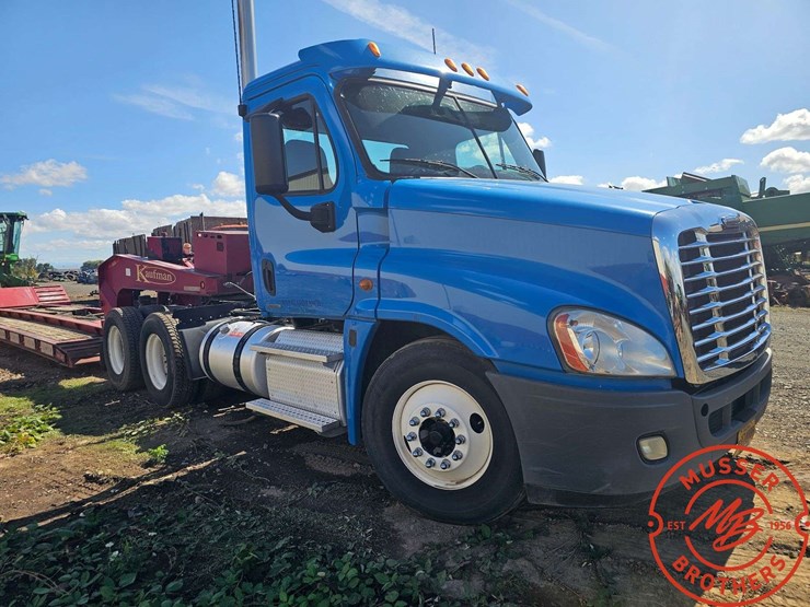 2012-freightliner-cascadia-125-image-4