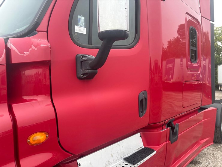 2013-freightliner-cascadia-125-image-10