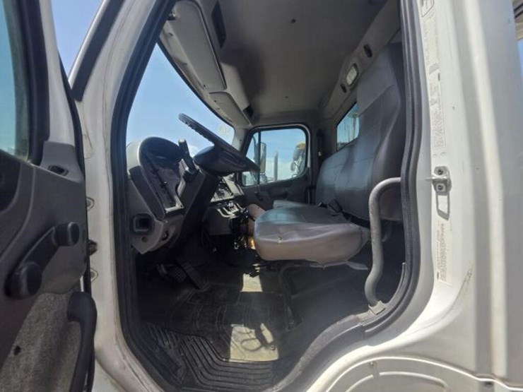 2015-freightliner-m2-106-image-6