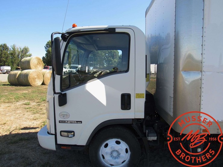 2014-isuzu-npr-image-14
