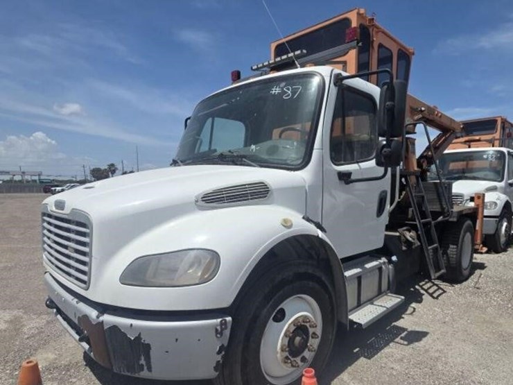 2018-freightliner-m2-106-image-1