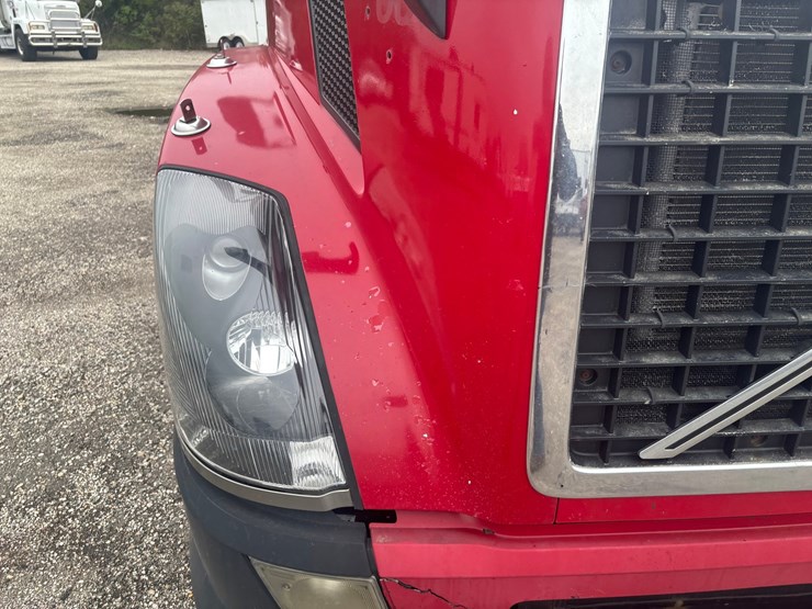 #2325-•-2010-volvo-vnl-sleeper-cab-truck-tractor-image-21