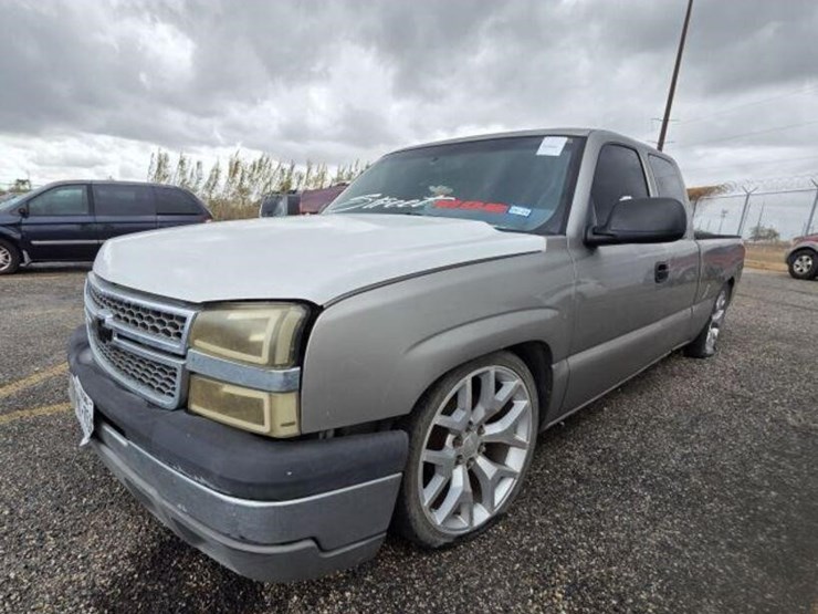 03-chev-pk-1gcek19v43e166565-image-1