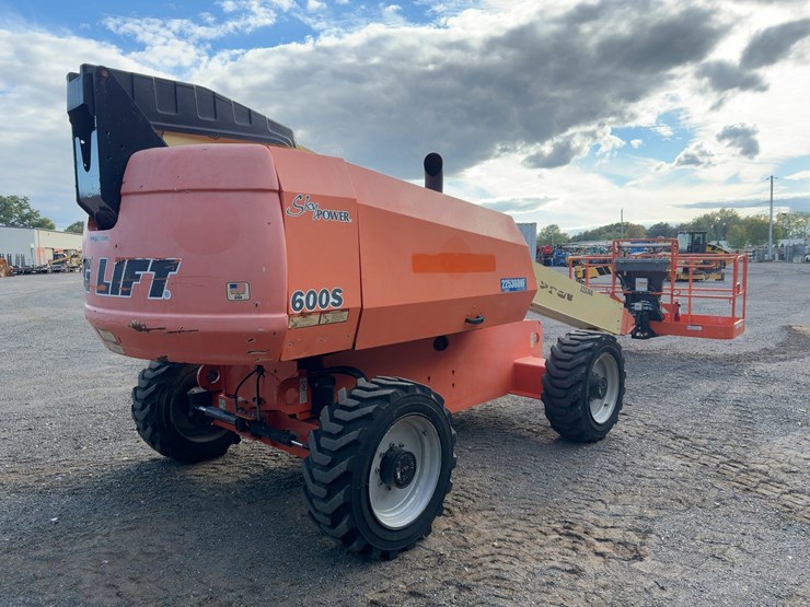 2017-jlg-600s-image-5