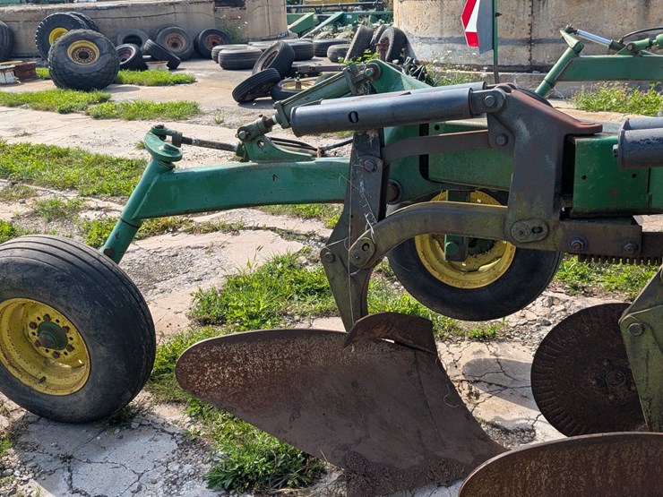 john-deere-2810-image-11