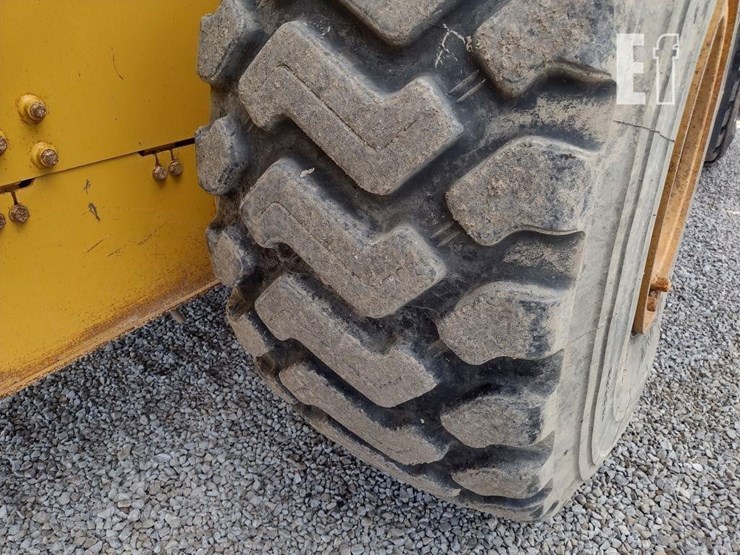 2019-deere-744kii-image-28