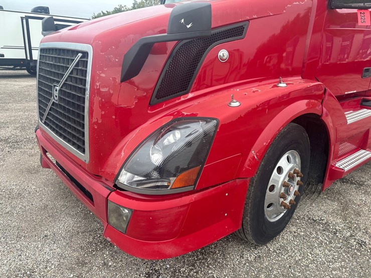 #2325-•-2010-volvo-vnl-sleeper-cab-truck-tractor-image-7