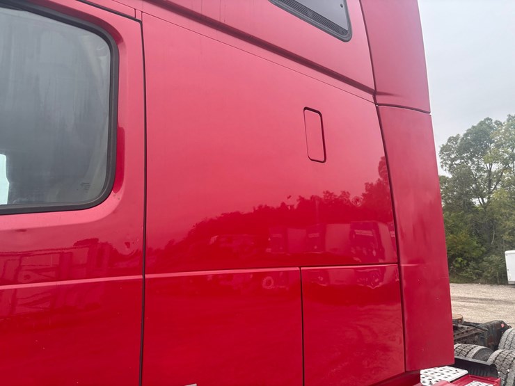 #2325-•-2010-volvo-vnl-sleeper-cab-truck-tractor-image-12