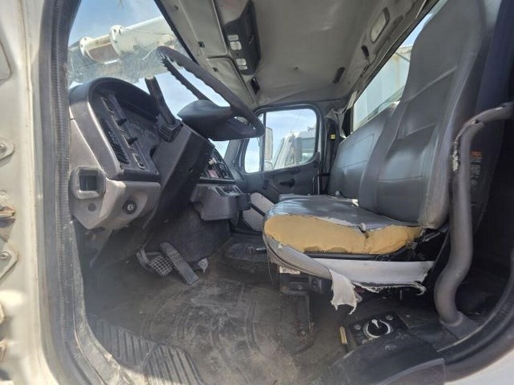 2013-freightliner-114sd-image-5