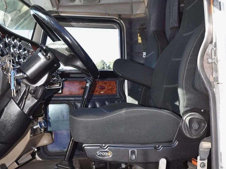 2005-peterbilt-379-image-43