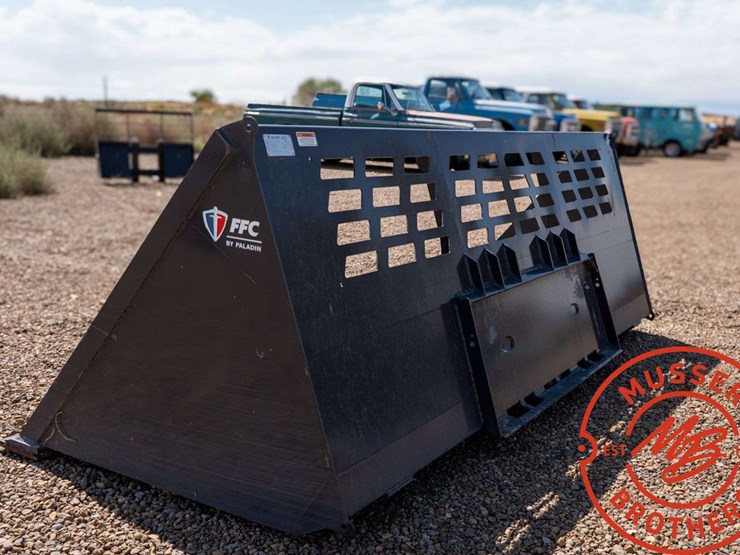 paladin-11108-heavy-duty-snow/debris-bucket-image-2