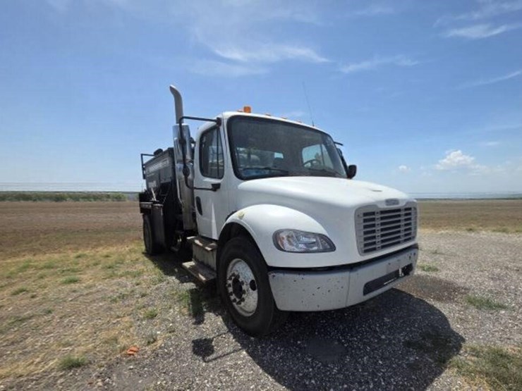 2015-freightliner-m2-106-image-2