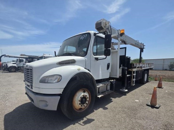 2014-freightliner-m2-106-image-1