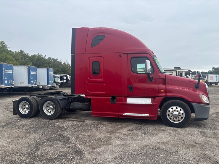 2013-freightliner-cascadia-125-image-4