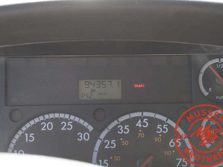 2007-freightliner-m2-106-image-29