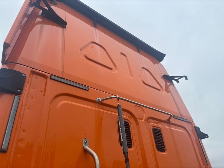 #2335-•-2012-freightliner-cascadia-sleeper-cab-truck-tractor-image-80
