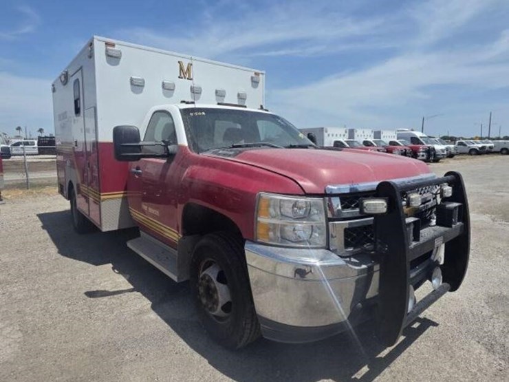 2012-chevrolet-3500-image-2