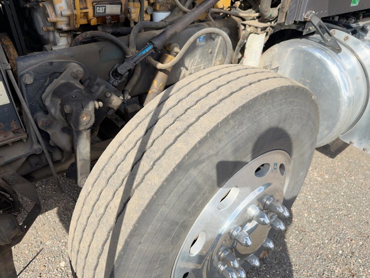 1996-peterbilt-379-image-10
