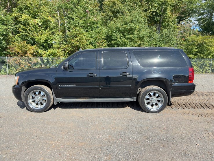 2007-chevrolet-suburban-image-2