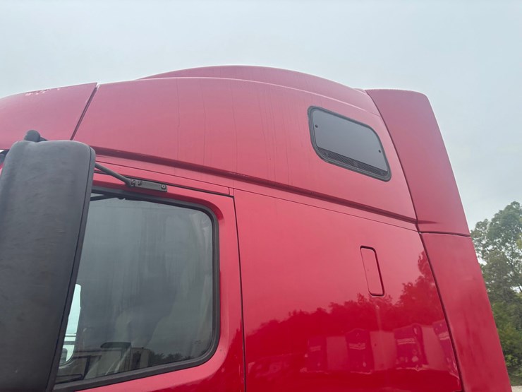 #2325-•-2010-volvo-vnl-sleeper-cab-truck-tractor-image-11