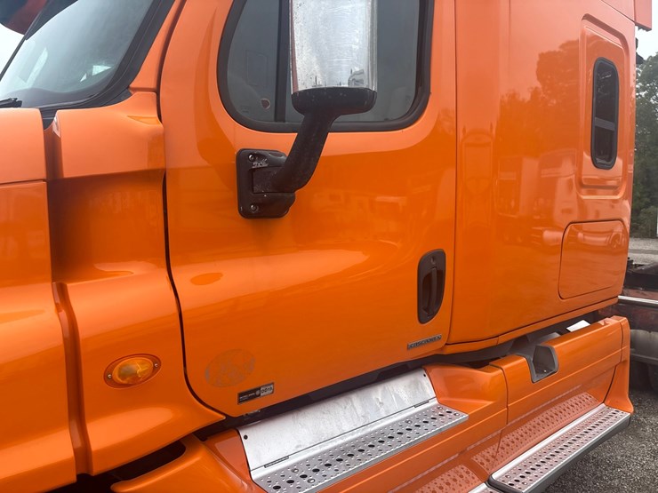 #2335-•-2012-freightliner-cascadia-sleeper-cab-truck-tractor-image-10